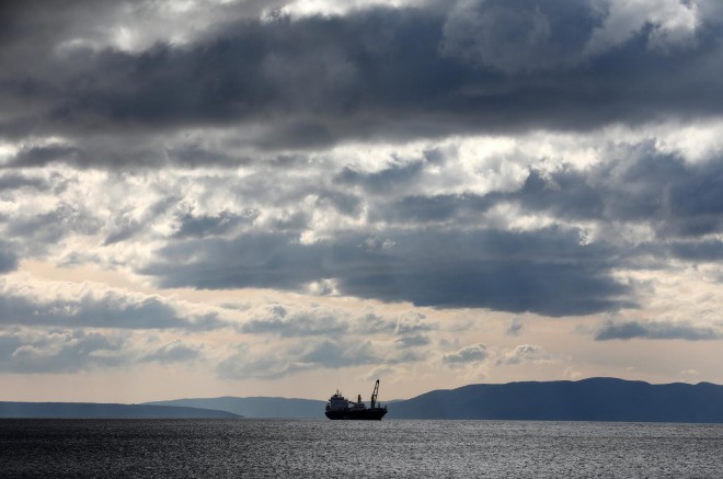 Tamni i svijetli oblaci nadvili se nad morem ispred Rijeke
