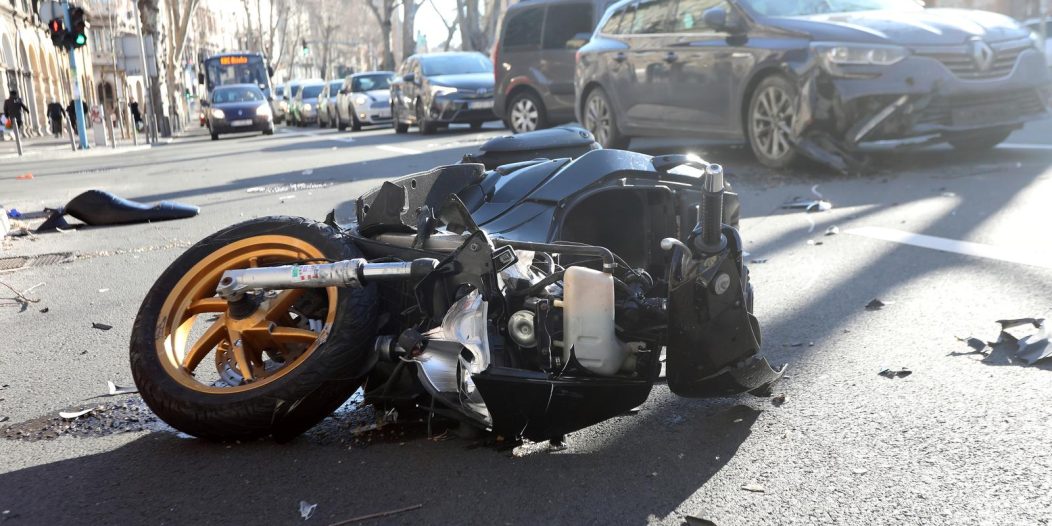 Rijeka: Vozač skutera prevezen u bolnicu nakon sudara u kojem su sudjelovala dva automobila Rijeka: Vozač skutera prevezen u bolnicu nakon sudara u kojem su sudjelovala dva automobila