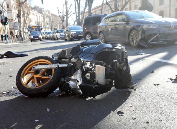 Rijeka: Vozač skutera prevezen u bolnicu nakon sudara u kojem su sudjelovala dva automobila