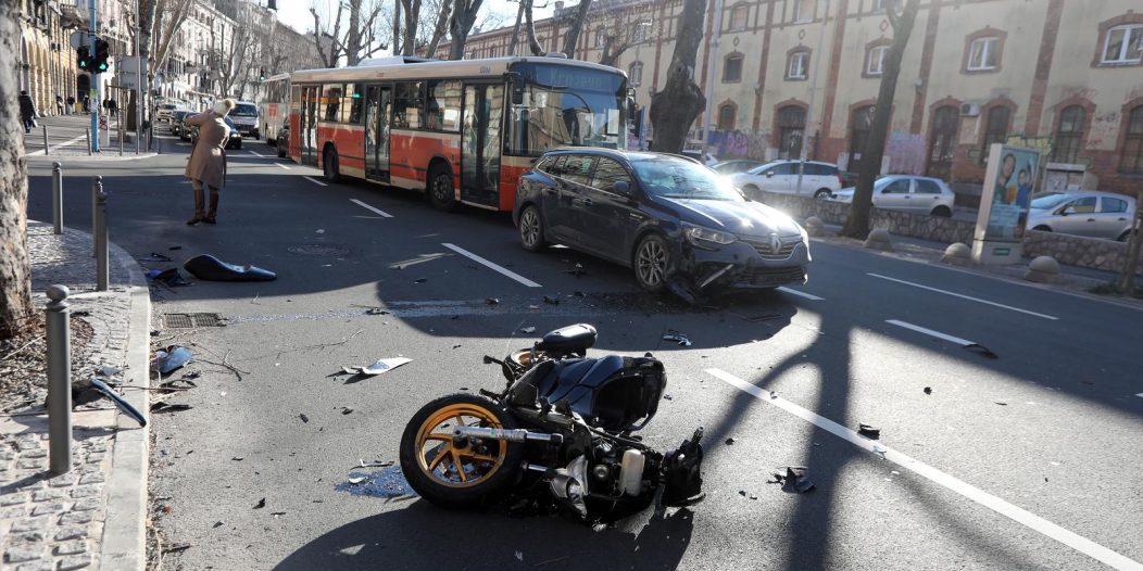 Rijeka: Vozač skutera prevezen u bolnicu nakon sudara u kojem su sudjelovala dva automobila Rijeka: Vozač skutera prevezen u bolnicu nakon sudara u kojem su sudjelovala dva automobila
