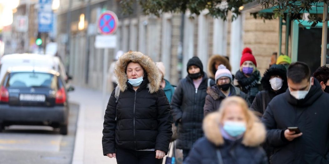 Rijeka: Građani se od jake bure štite kapama, šalovima i kapuljačama Rijeka: Građani se od jake bure štite kapama, šalovima i kapuljačama