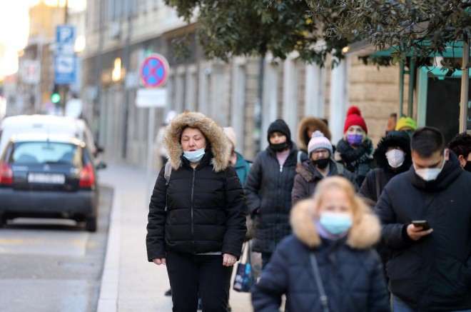 Rijeka: Građani se od jake bure štite kapama, šalovima i kapuljačama