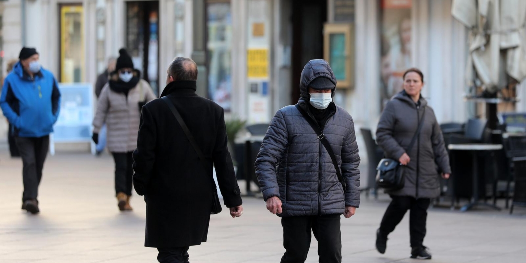Rijeka: Građani se od jake bure štite kapama, šalovima i kapuljačama Rijeka: Građani se od jake bure štite kapama, šalovima i kapuljačama