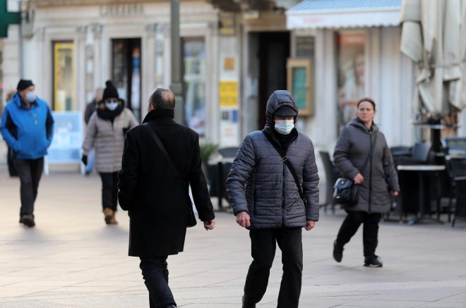 Rijeka: Građani se od jake bure štite kapama, šalovima i kapuljačama