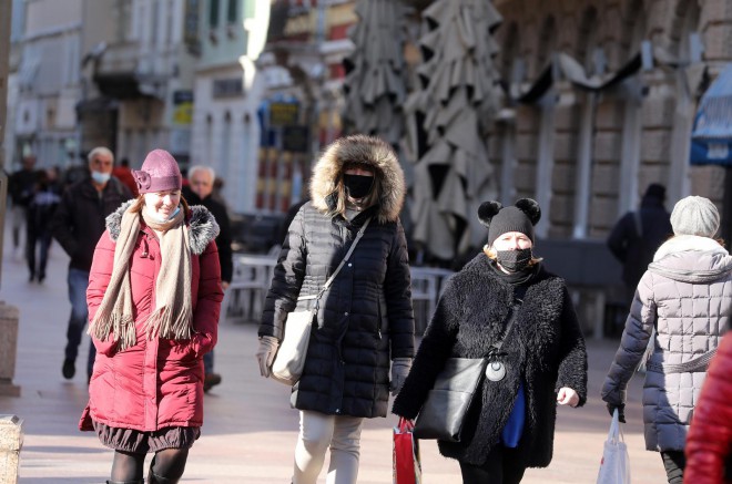 Rijeka: Građani se od jake bure štite kapama, šalovima i kapuljačama
