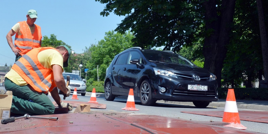 Sisak: Radnici Komunalca u Rimskoj ulici popravljaju prometne uspornike Sisak: Radnici Komunalca u Rimskoj ulici popravljaju prometne uspornike