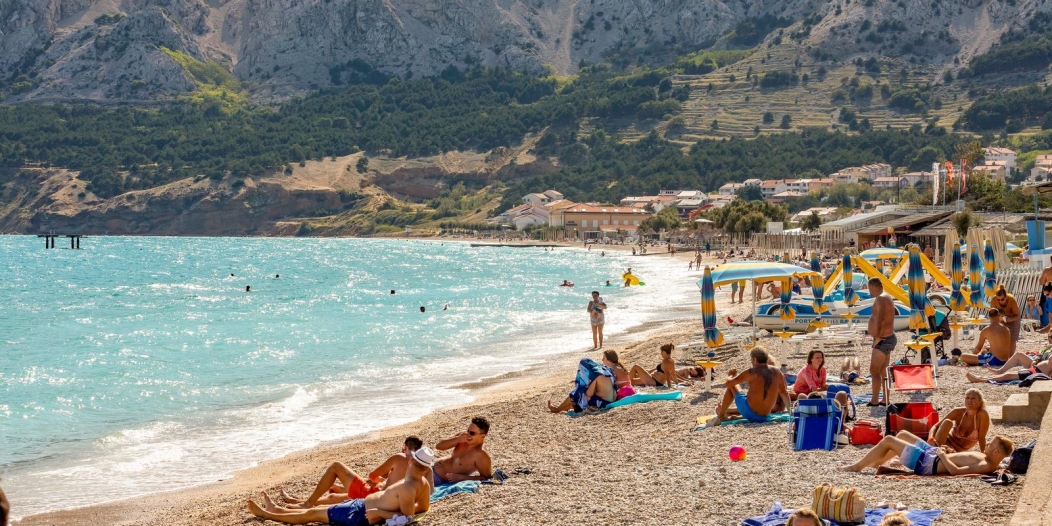 Baška: Na gradskoj plaži turisti i domaći još uvijek uživaju u moru i suncu Baška: Na gradskoj plaži turisti i domaći još uvijek uživaju u moru i suncu
