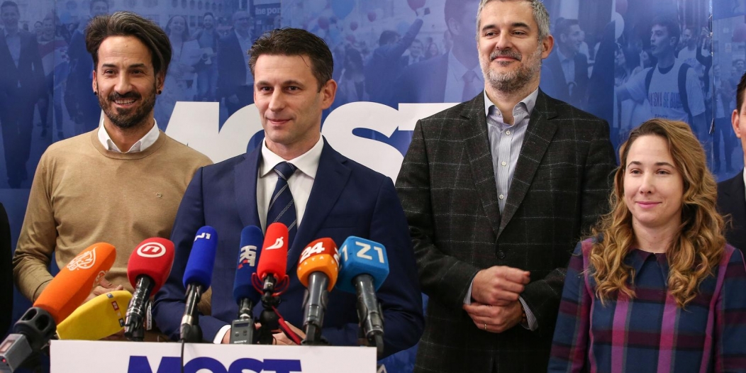Mostovci objavili kako su sakupili 400 tisuća potpisa Mostovci objavili kako su sakupili 400 tisuća potpisa