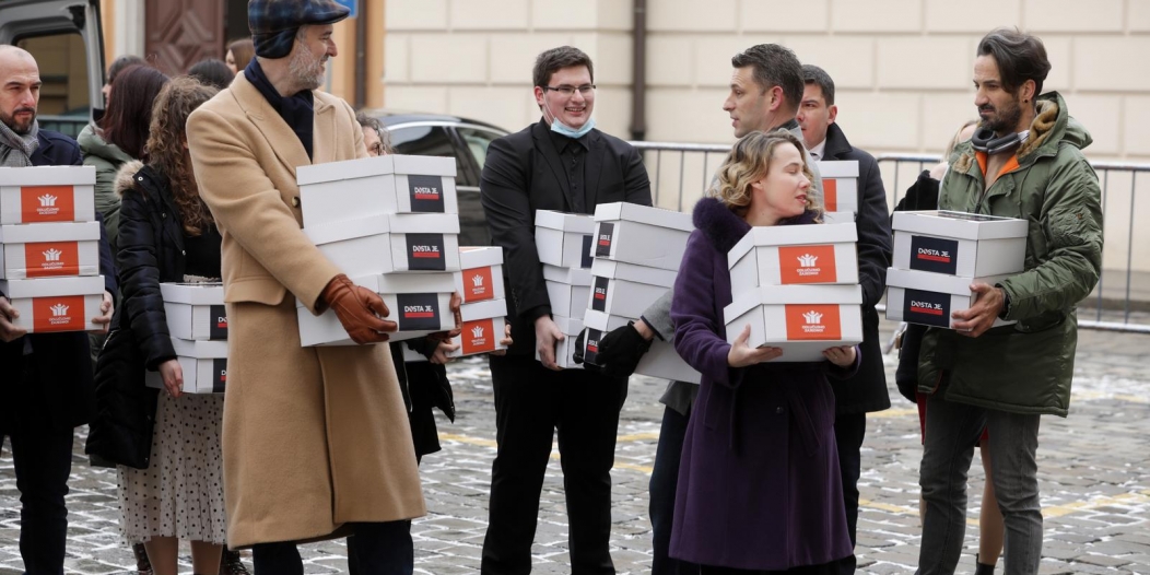 Zagreb: Mostovci predali potpise za referendum protiv covid-potvrda Zagreb: Mostovci predali potpise za referendum protiv covid-potvrda