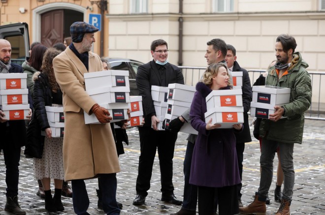 Zagreb: Mostovci predali potpise za referendum protiv covid-potvrda