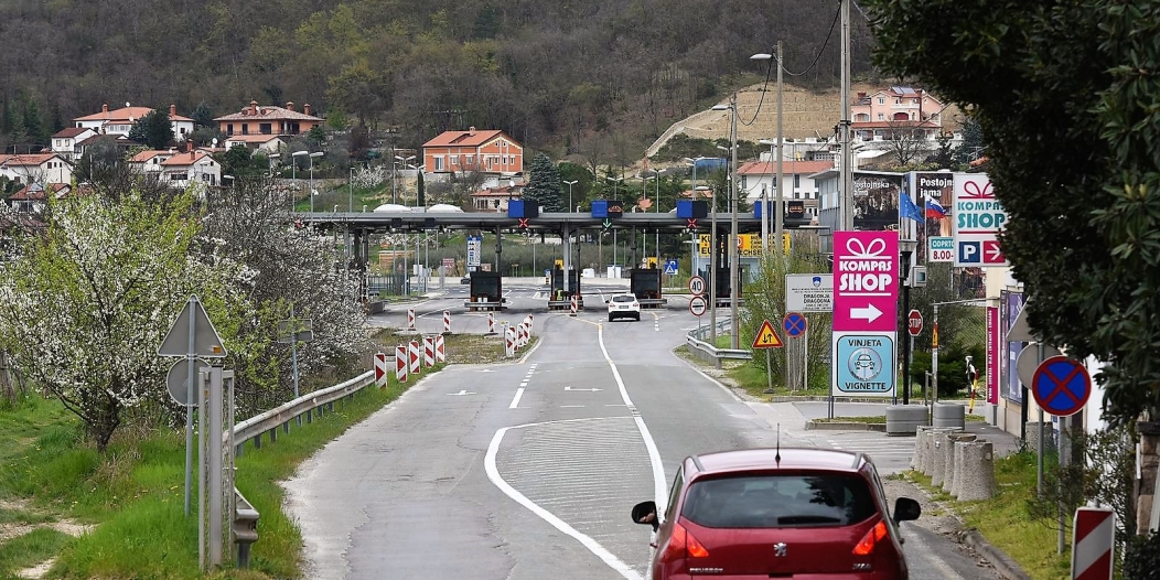 GP Katel: Slovenci postavljaju ogradu uz rijeku Dragonju koja ?e zamijeniti bodljikavu icu GP Katel: Slovenci postavljaju ogradu uz rijeku Dragonju koja ?e zamijeniti bodljikavu icu