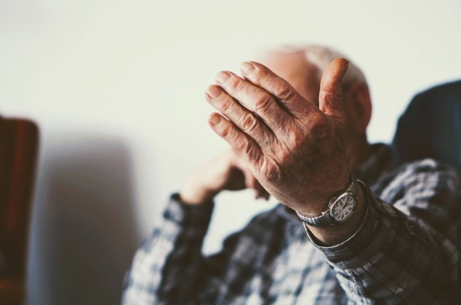 ruke stariji umirovljenik