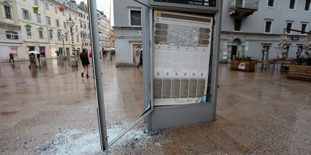 Rijeka: Nepoznate osobe uništile su reklamni stup Europlakata na Korzu Rijeka: Nepoznate osobe uništile su reklamni stup Europlakata na Korzu