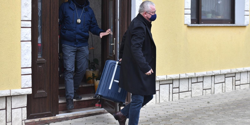 Donja Dubrava: Ministar Horvat u pratnji policije napustio kuću Donja Dubrava: Ministar Horvat u pratnji policije napustio kuću