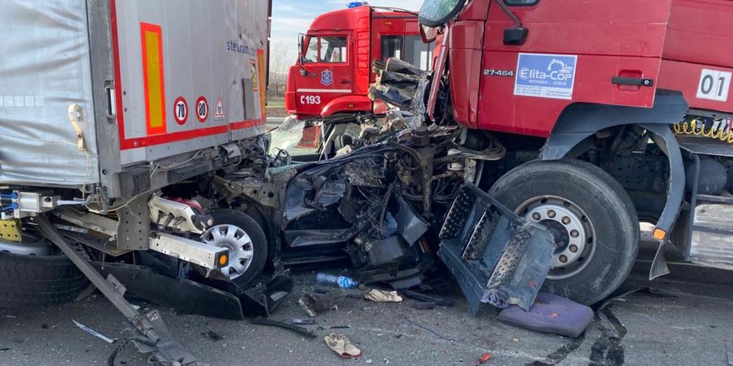 Više od 40 vozila sudjelovalo u lančanom sudaru na autocesti kod Stare Pazove Više od 40 vozila sudjelovalo u lančanom sudaru na autocesti kod Stare Pazove