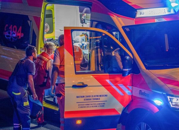 Pula: Dvije osobe ozlijeđene u sudaru nakon što je automobil završio na krovu