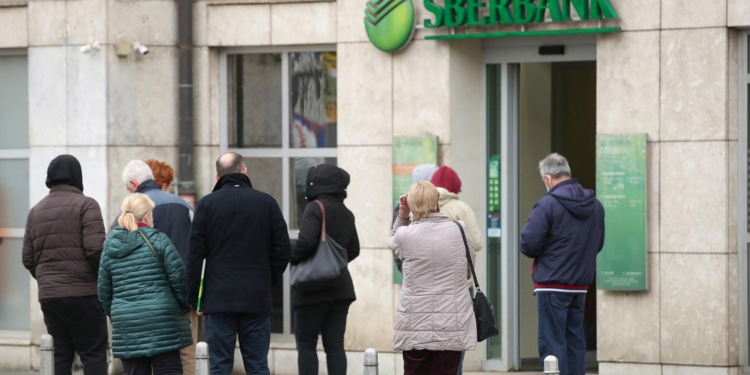 Zagreb: Građani pohrlili u Sberbanku, rusku banku koja se našla na udaru američkih sankcija Zagreb: Građani pohrlili u Sberbanku, rusku banku koja se našla na udaru američkih sankcija