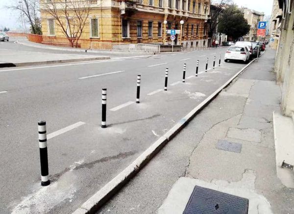 Fleksibilni-stupići-na-raskrižju-Strossmayerove-ulice-i-Ulice-Janka-Polića-Kamova