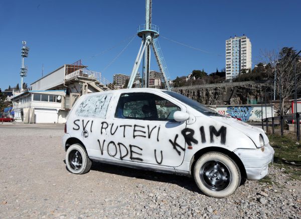 Rijeka: Nakon karnevalskih događaja na parkiralištu ostao išaran Renault Twingo