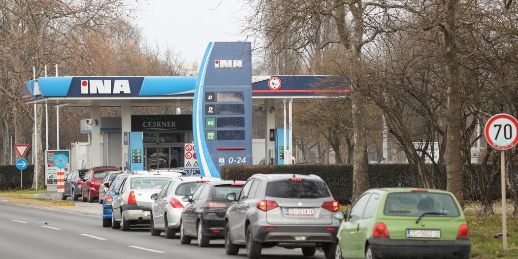 Zagreb: Gužva na benzinskoj postaji zbog najave poskupljenja goriva Zagreb: Gužva na benzinskoj postaji zbog najave poskupljenja goriva