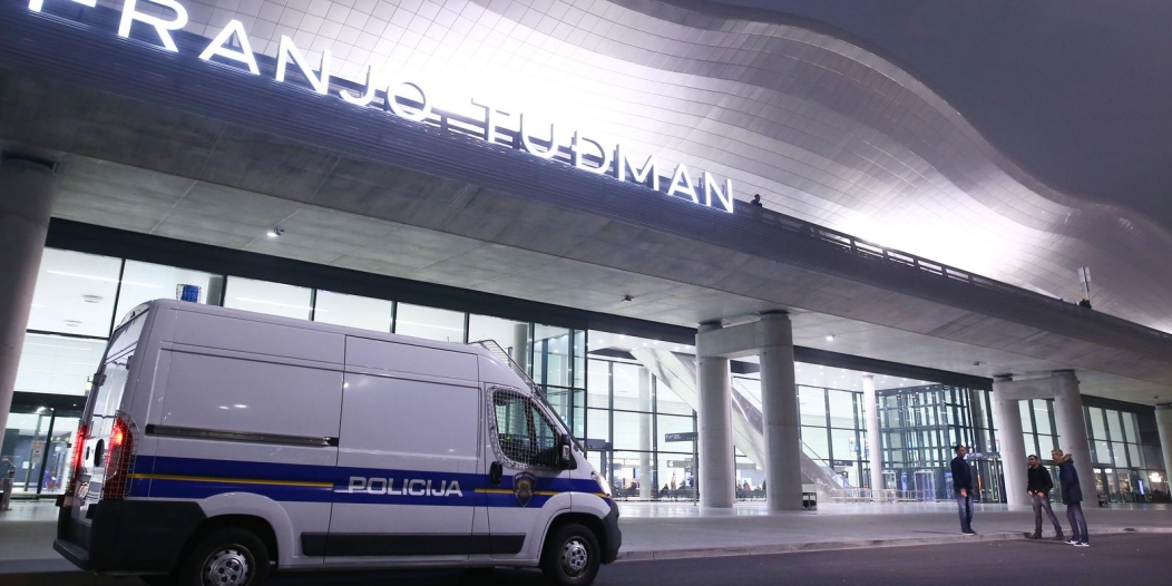 Zagreb: Policija ispred zračne luke čeka avion u kojemu je Ivica Todorić Zagreb: Policija ispred zračne luke čeka avion u kojemu je Ivica Todorić