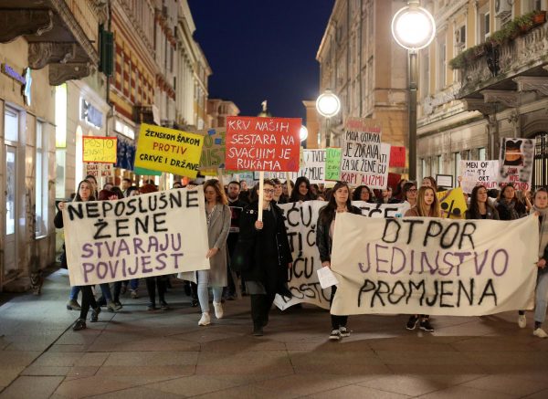 U Rijeci održan Noćni marš, povorka povodom Dana žena s brojnim transparentima