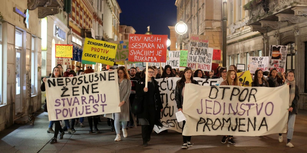 U Rijeci održan Noćni marš, povorka povodom Dana žena s brojnim transparentima U Rijeci održan Noćni marš, povorka povodom Dana žena s brojnim transparentima