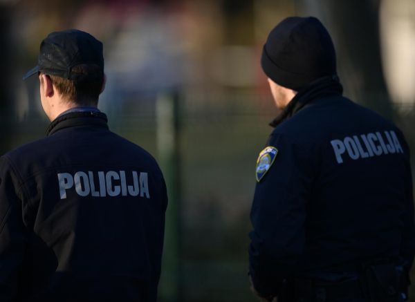 Na Jarunu specijalizirani timovi, prona?en krater i dva padobrana