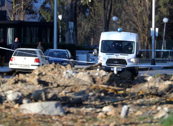 Na Jarunu specijalizirani timovi, prona?en krater i dva padobrana