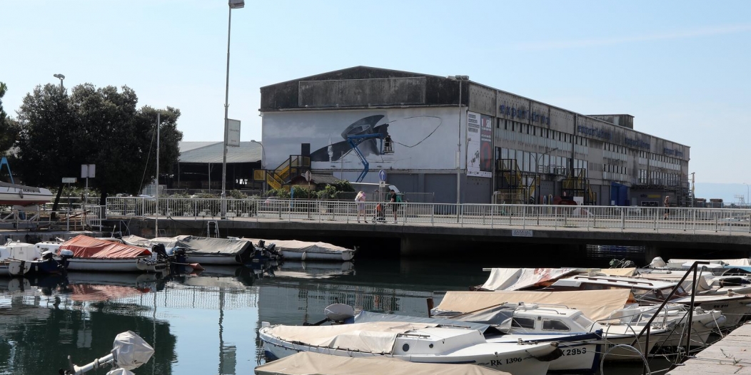Rijeka: Vladimir Tomić Mosk oslikava mural s motivom propelera na zgradi Exportdrva Rijeka: Vladimir Tomić Mosk oslikava mural s motivom propelera na zgradi Exportdrva
