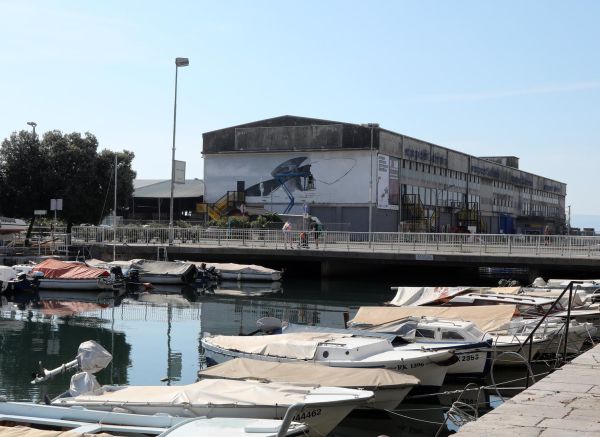 Rijeka: Vladimir Tomić Mosk oslikava mural s motivom propelera na zgradi Exportdrva