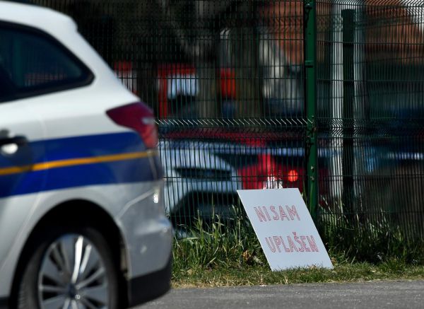 Zagreb: U blizini mjesta pada letjelice netko je osjetio potrebu da iskaže kako se osjeća