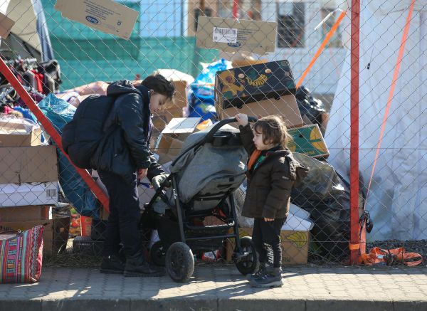 Izbjeglice iz Ukrajine pristižu na granični prijelaz Visne Nemecke