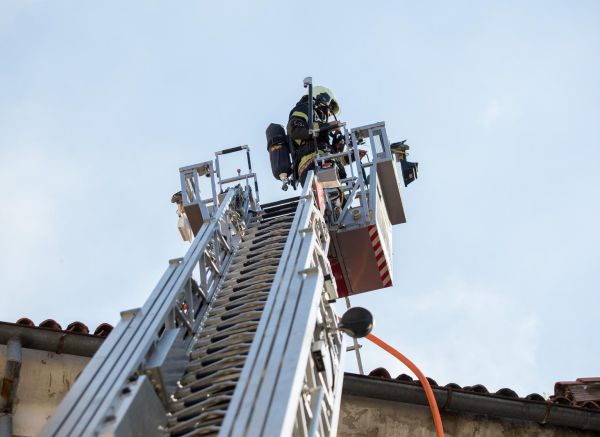 Rijeka: Požar na krovištu zgrade u centru grada