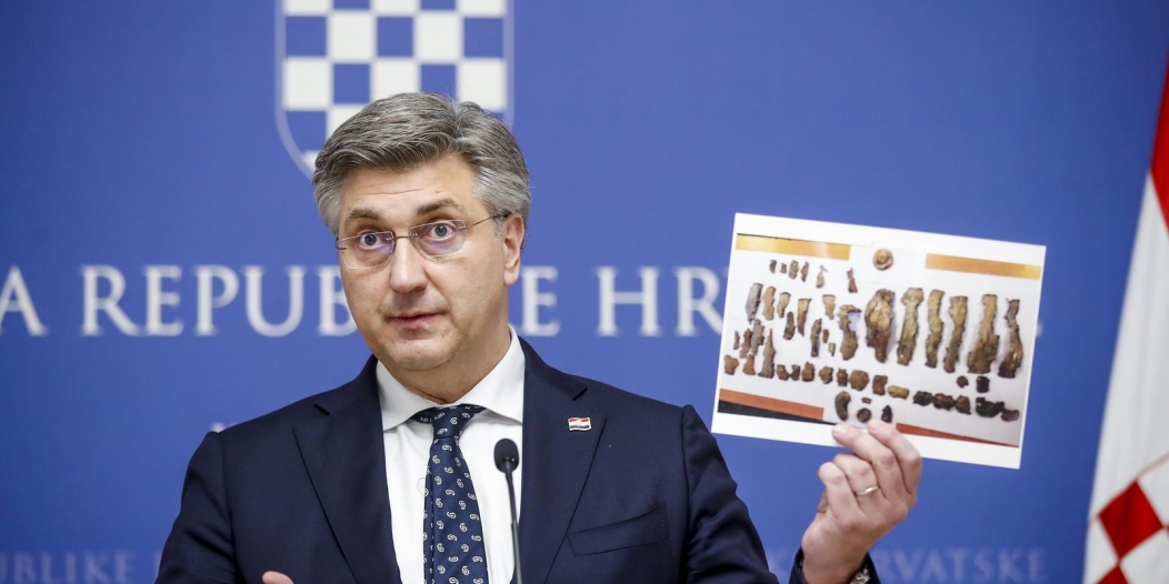 Premijer Plenković pokazao dijelove bombe s drona Premijer Plenković pokazao dijelove bombe s drona