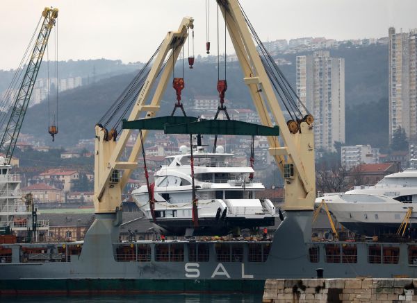 Luksuzne jahte u riječkoj luci ukrcavaju se na teretne brodove