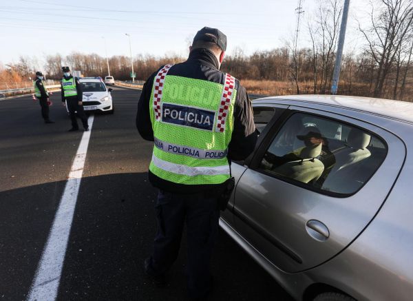 Policija na punktovima diljem Hrvatske provjerava propusnice