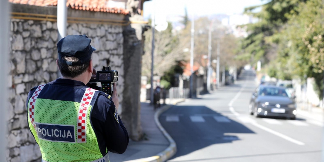 Rijeka: Djelatnici MUP-a nadziru brzinu kretanja vozila Rijeka: Djelatnici MUP-a nadziru brzinu kretanja vozila