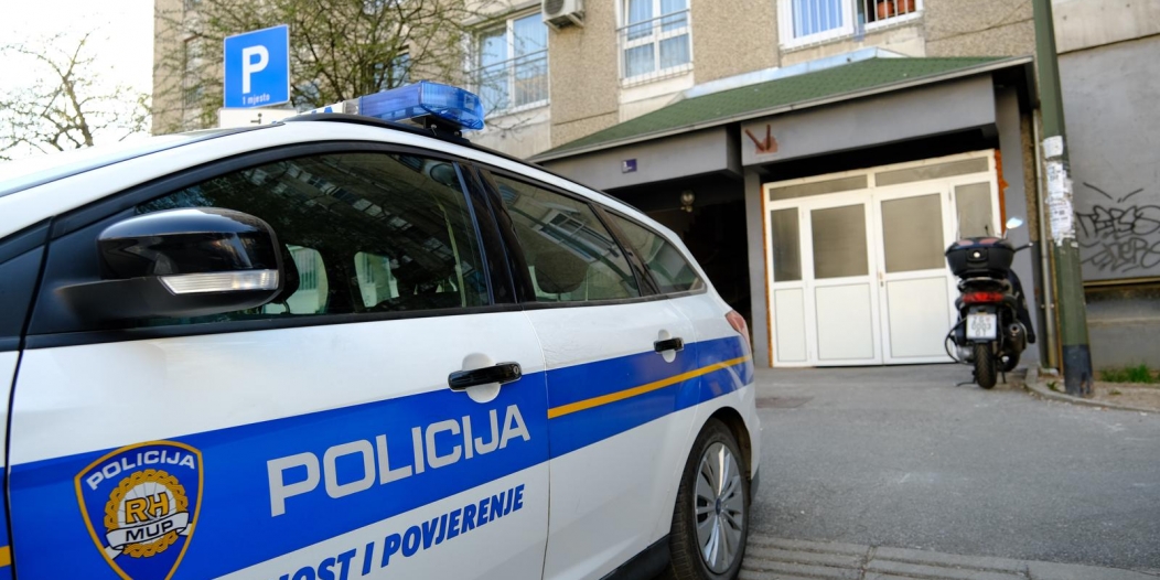 Zagreb: Policijski očevid u zgradi na Vrbanima gdje je pronađeno tijelo žene Zagreb: Policijski očevid u zgradi na Vrbanima gdje je pronađeno tijelo žene