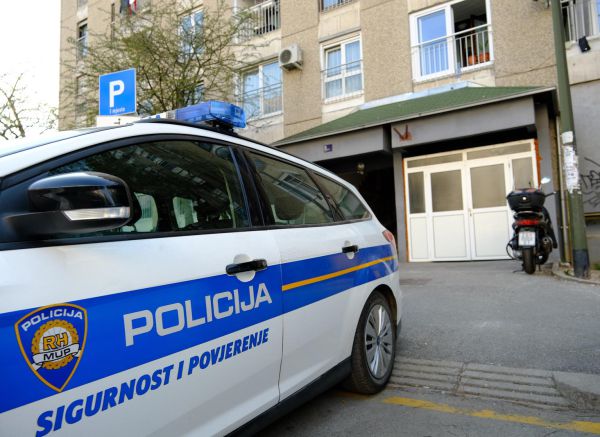 Zagreb: Policijski očevid u zgradi na Vrbanima gdje je pronađeno tijelo žene