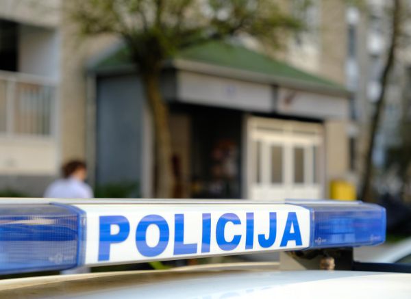 Zagreb: Policijski očevid u zgradi na Vrbanima gdje je pronađeno tijelo žene