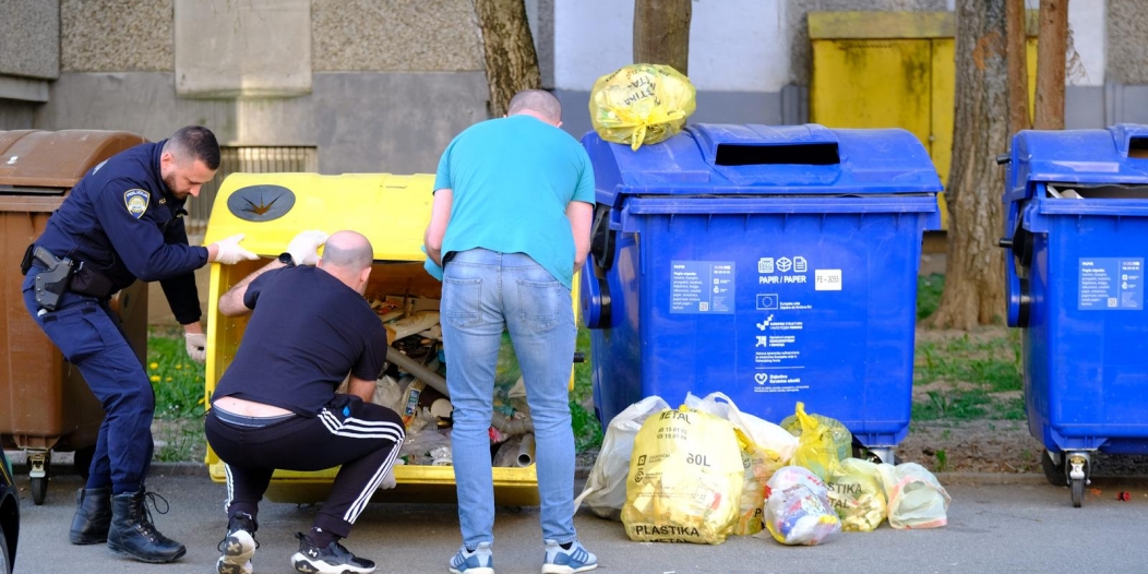 Zagreb: Policijski očevid u zgradi na Vrbanima gdje je pronađeno tijelo žene Zagreb: Policijski očevid u zgradi na Vrbanima gdje je pronađeno tijelo žene
