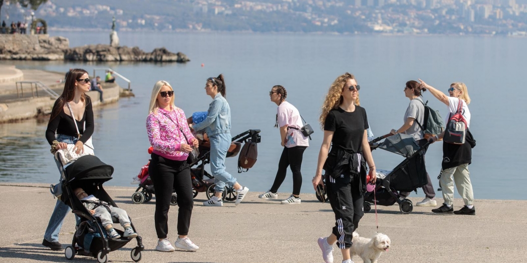 Građani i turisti uživaju u iznadprosječnim temperaturama u Opatiji Građani i turisti uživaju u iznadprosječnim temperaturama u Opatiji