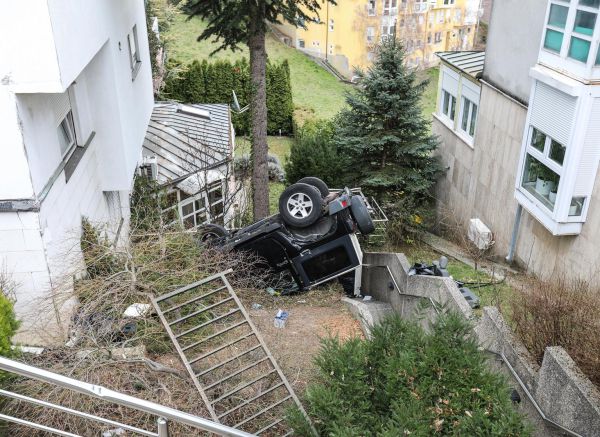 Zagreb: Terencem probio ogradu stambene zgrade i završio na prilaznim stubama