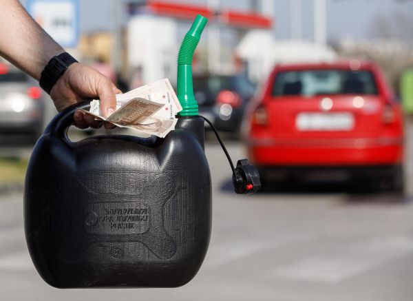 Nakon ponoći građane očekuje osjetno poskupljenje goriva