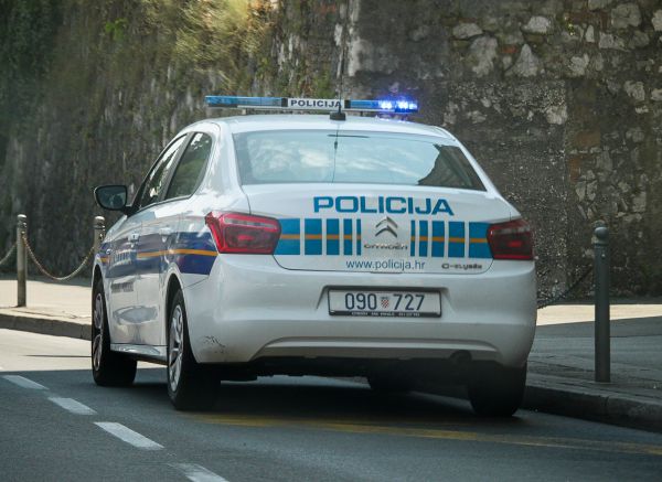 Policija auto 222