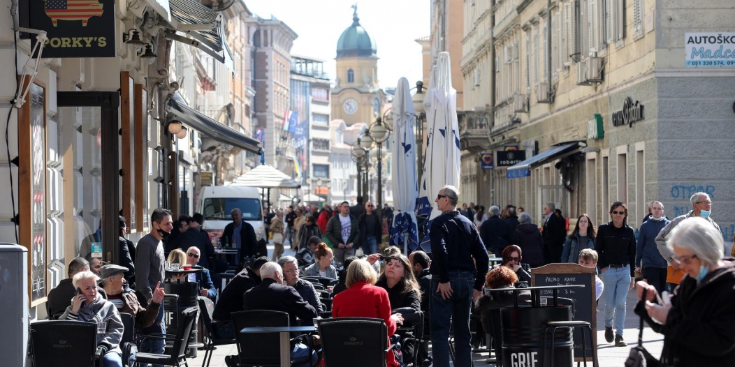 Rijeka: Građani uživaju u sunčanom prijepodnevu na terasama kafića na Korzu Rijeka: Građani uživaju u sunčanom prijepodnevu na terasama kafića na Korzu