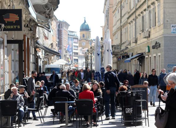 Rijeka: Građani uživaju u sunčanom prijepodnevu na terasama kafića na Korzu