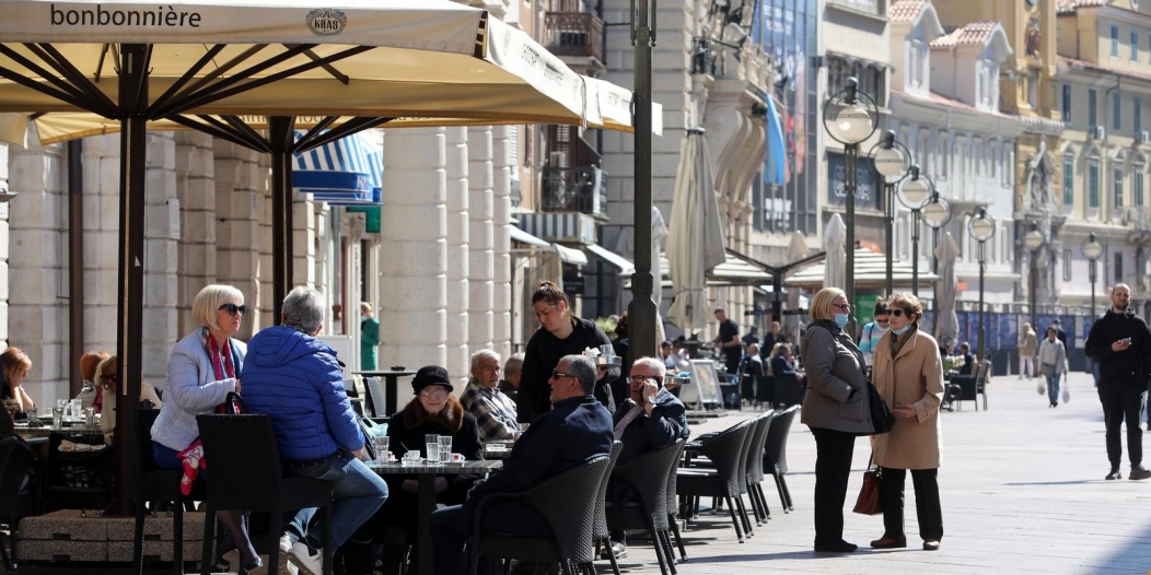 Rijeka: Građani uživaju u sunčanom prijepodnevu na terasama kafića na Korzu Rijeka: Građani uživaju u sunčanom prijepodnevu na terasama kafića na Korzu