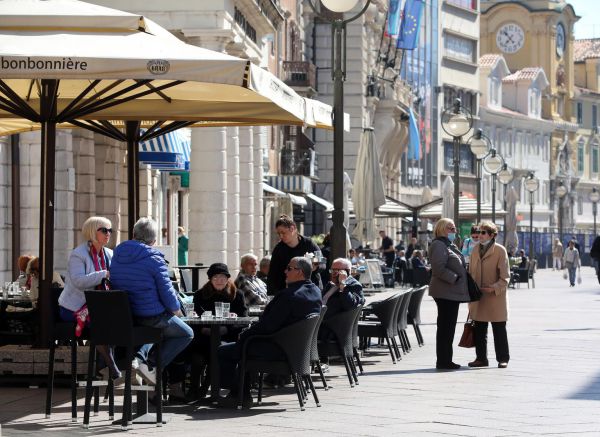 Rijeka: Građani uživaju u sunčanom prijepodnevu na terasama kafića na Korzu